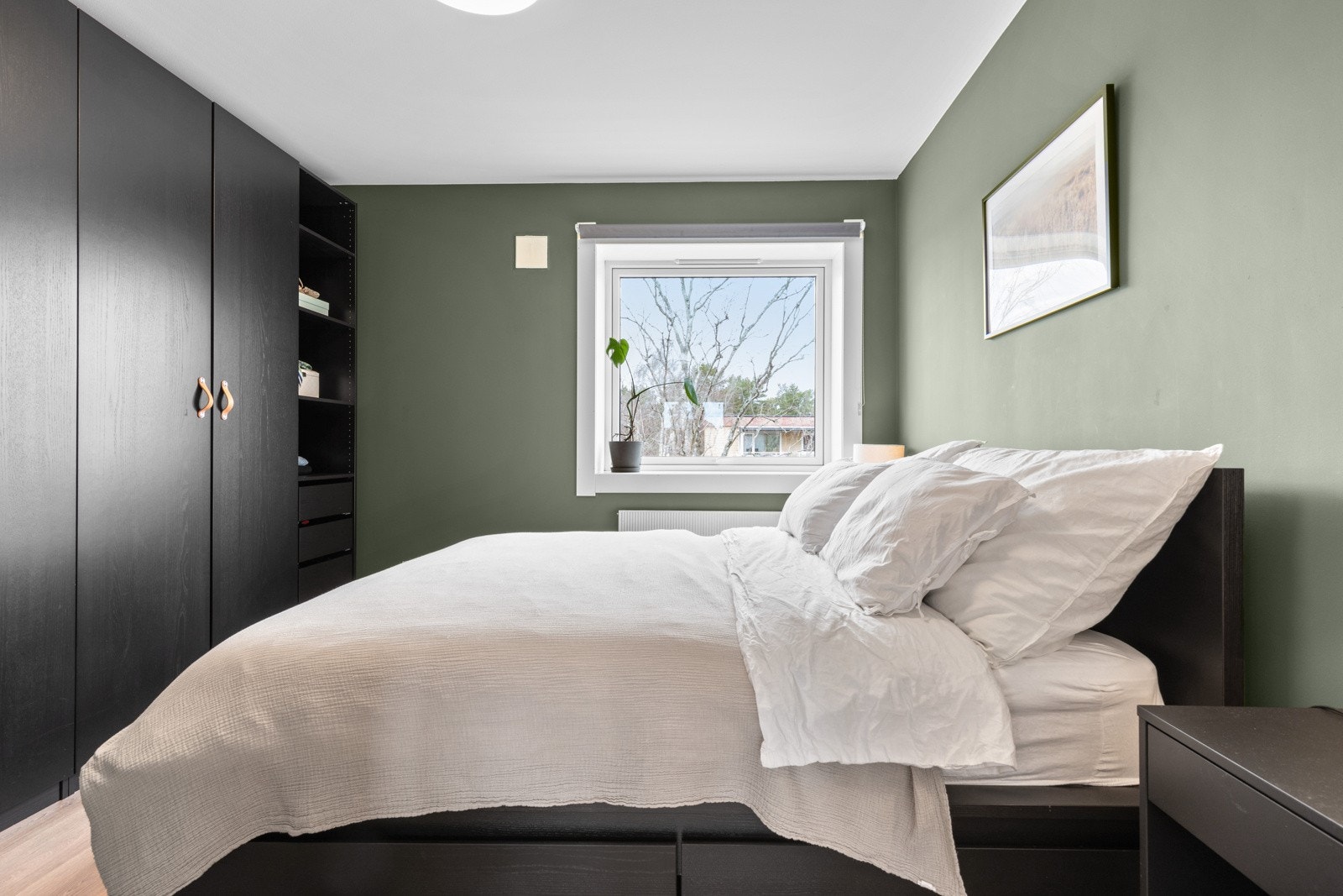 Leiligheten har to gode soverom. På hovedsoverommet er det god plass til dobbeltseng med tilhørende møblement. Galleribilde