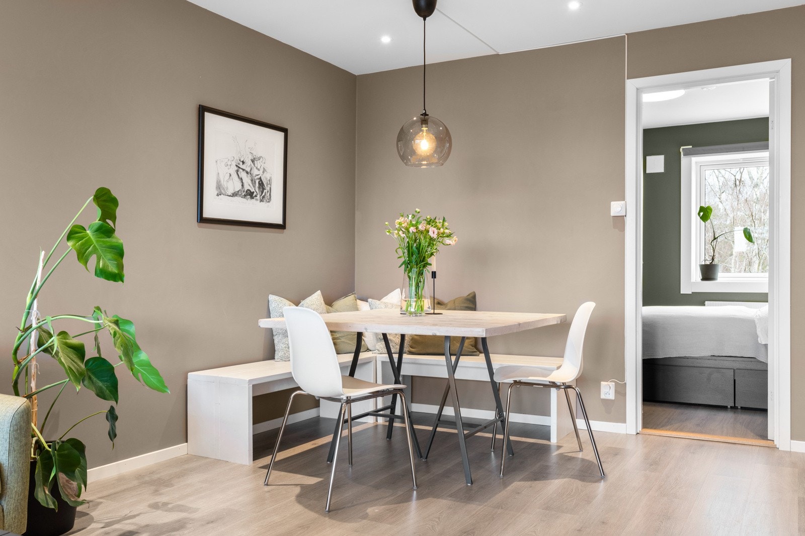 Det er god plass til både sofa- og spisegruppe. Galleribilde