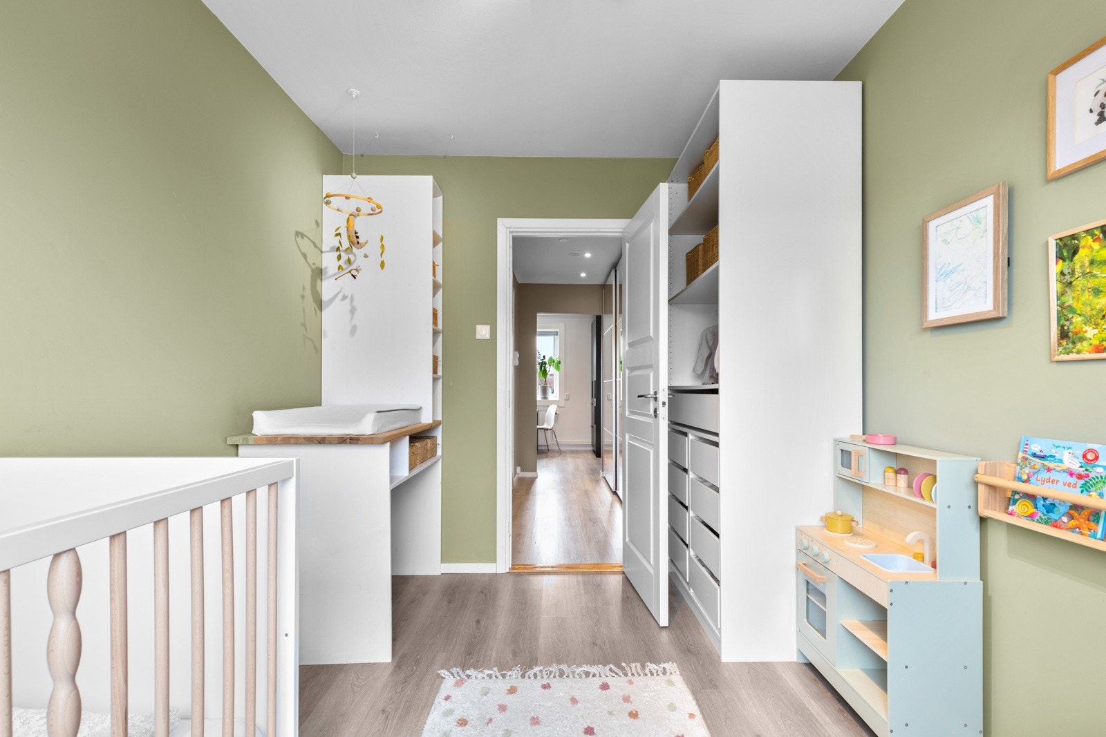 Her er det også montert romslig garderobeløsning. Galleribilde