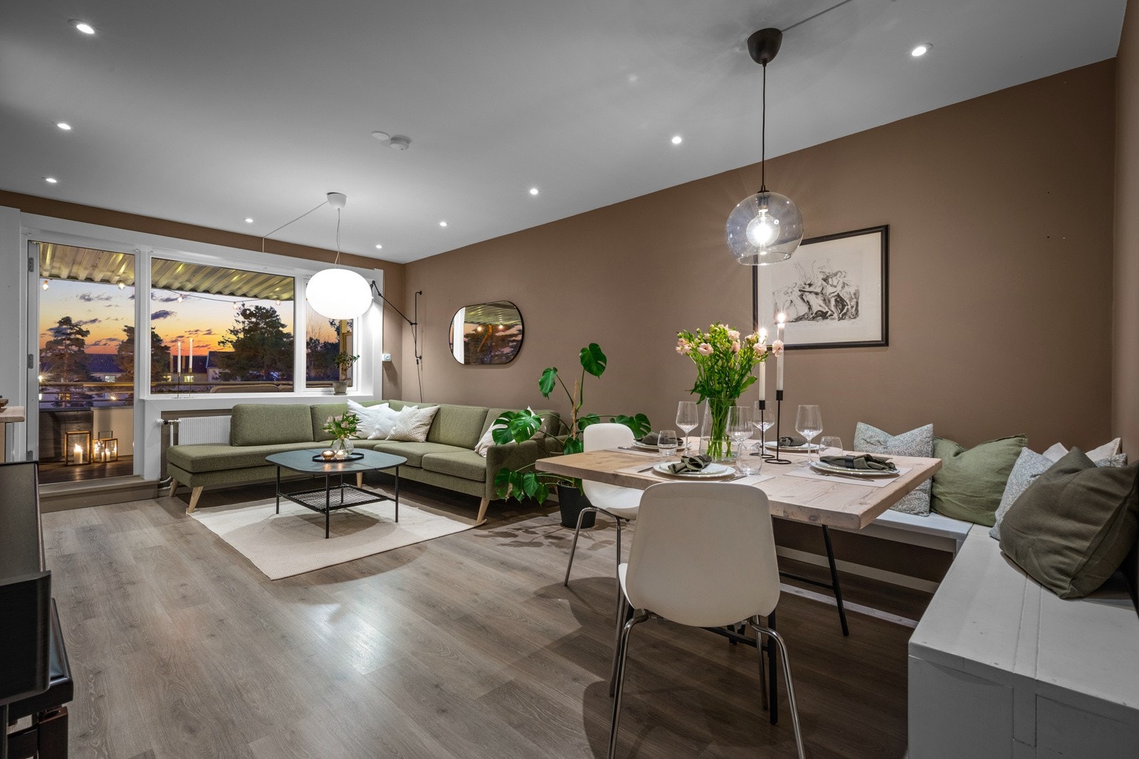 En gjennomgående, pen og velholdt 3-roms andelsleilighet i fjerde etasje. Leiligheten fremstår med tidsmessige farge- og materialvalg og god planløsning. Galleribilde