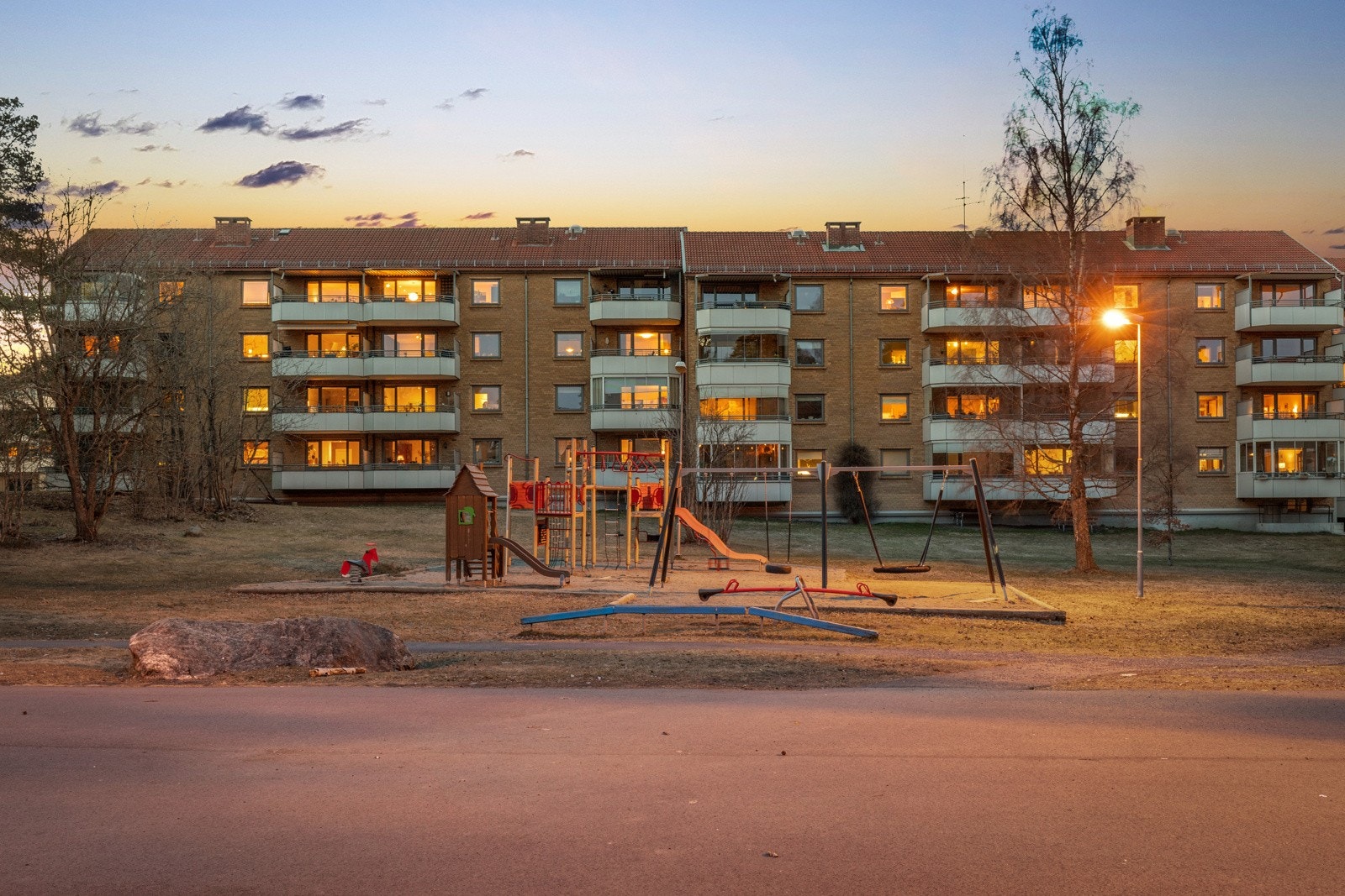 Fra Oppsal er det fin sykkelavstand til Oslo sentrum, og kombinasjonen av god infrastruktur i nærområdet, og nærhet til tur- og rekreasjonsområder gjør dette området til et spesielt godt bomiljø for folk i alle aldre. Galleribilde