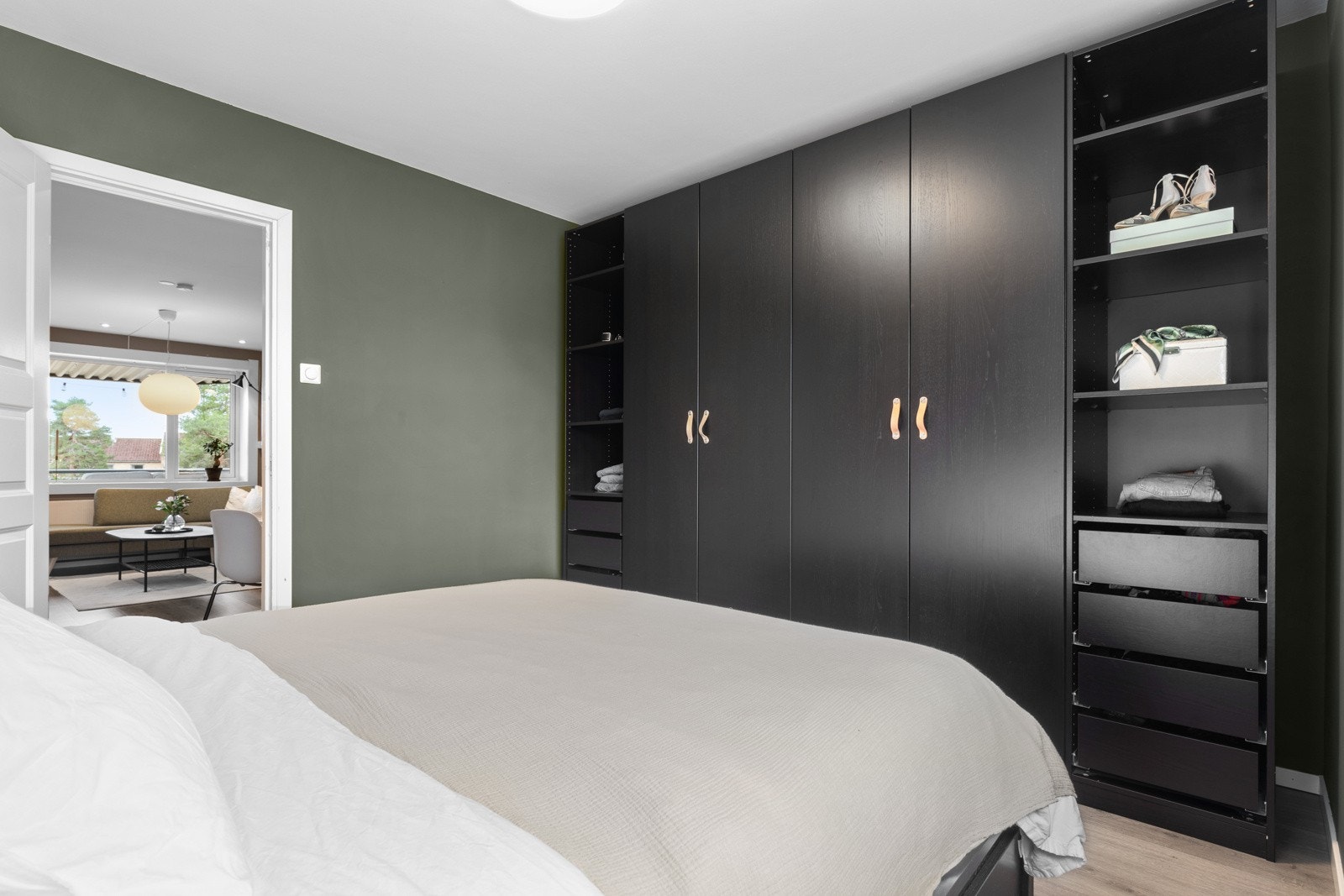 Langs den ene veggen er det montert stor garderobeløsning. Galleribilde