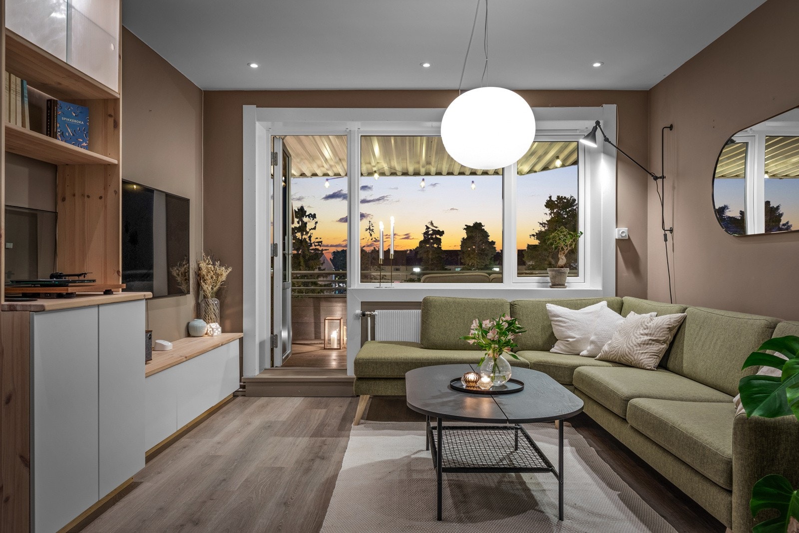 Det er downlightsbelysningen i himlingen, som bidrar til lun belysning på kveldstid. Galleribilde