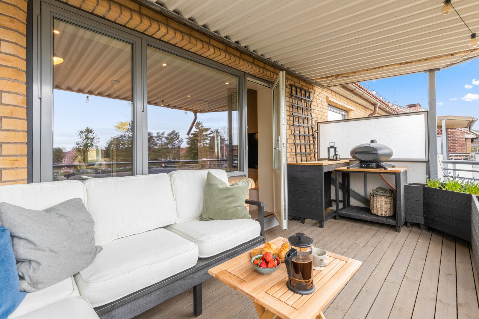 Det er utgang fra stuen til en sydvendt, overbygd balkong på ca. 9,7 kvm. Galleribilde