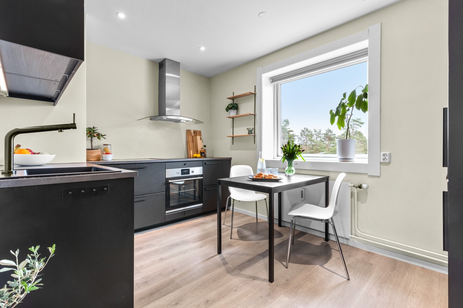 Kjøkkenet, som var nytt i 2017, har et stilfullt og moderne design med gode benkeflater og rikelig med oppbevaringsplass. Galleribilde