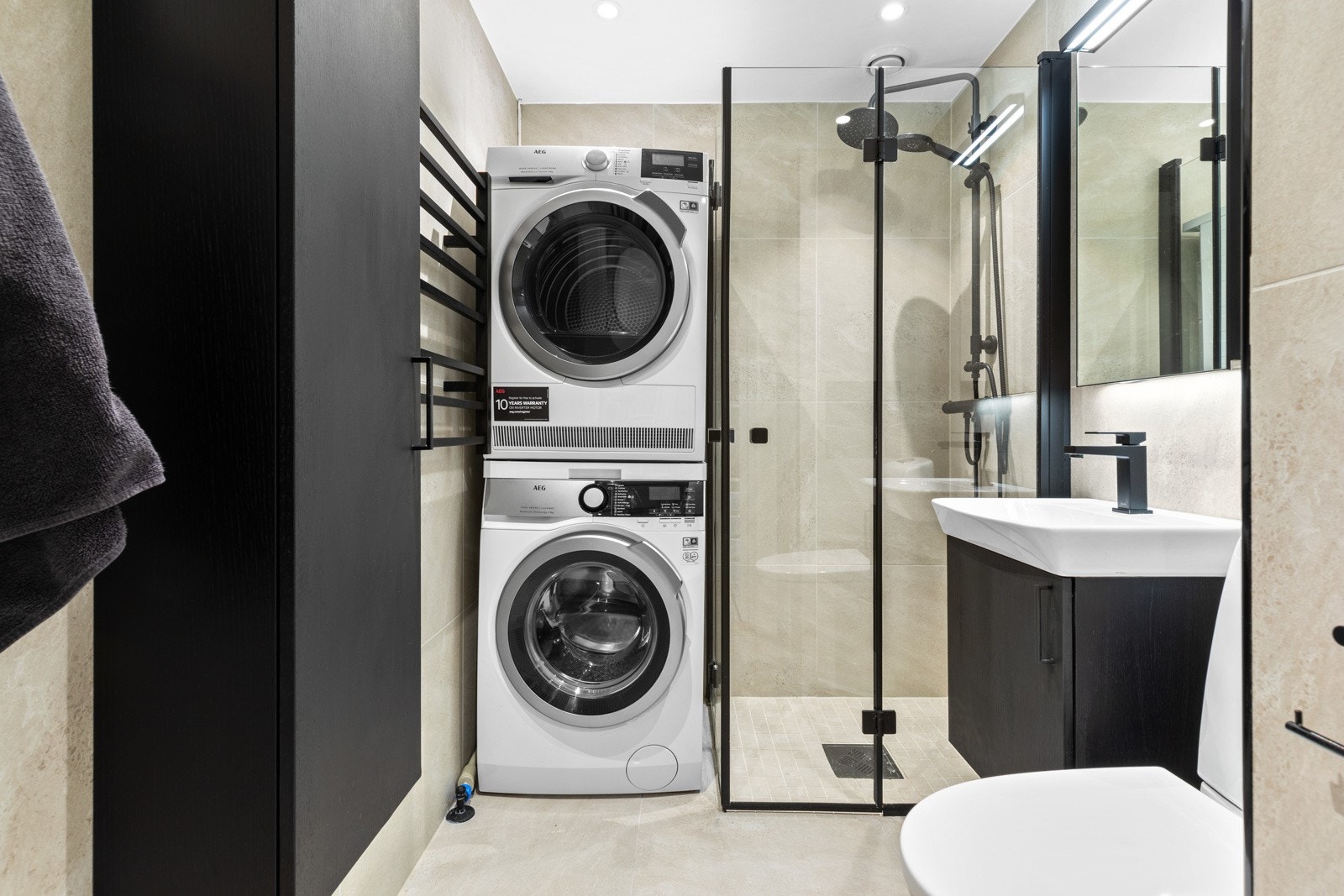 Badet ble renovert i regi av borettslaget i 2003/2004, og i 2020 ble rommet oppgradert med flis-på-flis. Badet er utstyrt med vannbåren gulvvarme, toalett, opplegg for vaskesøyle og et dusjhjørne med regnfallsdusj og innfellbare glassdører. Galleribilde