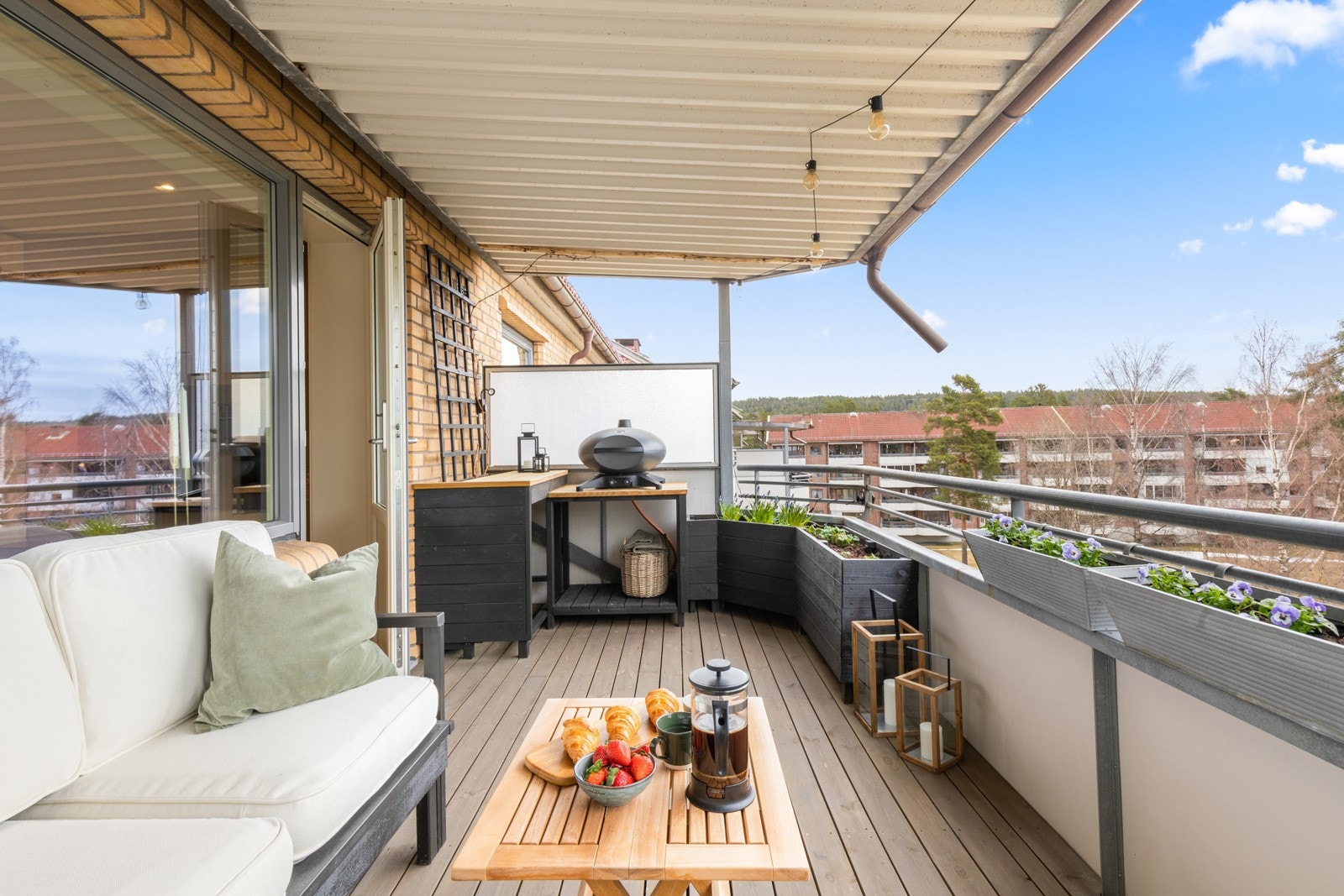 Det er fin plass til både grill og sittegruppe. Galleribilde