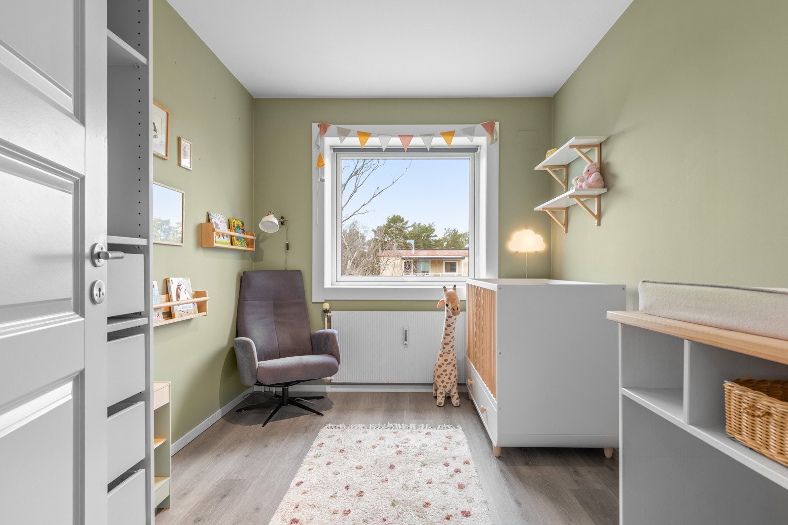 Det minste soverommet passer fint som barnerom, gjesterom eller kontor. Alt etter ønske og behov. Galleribilde