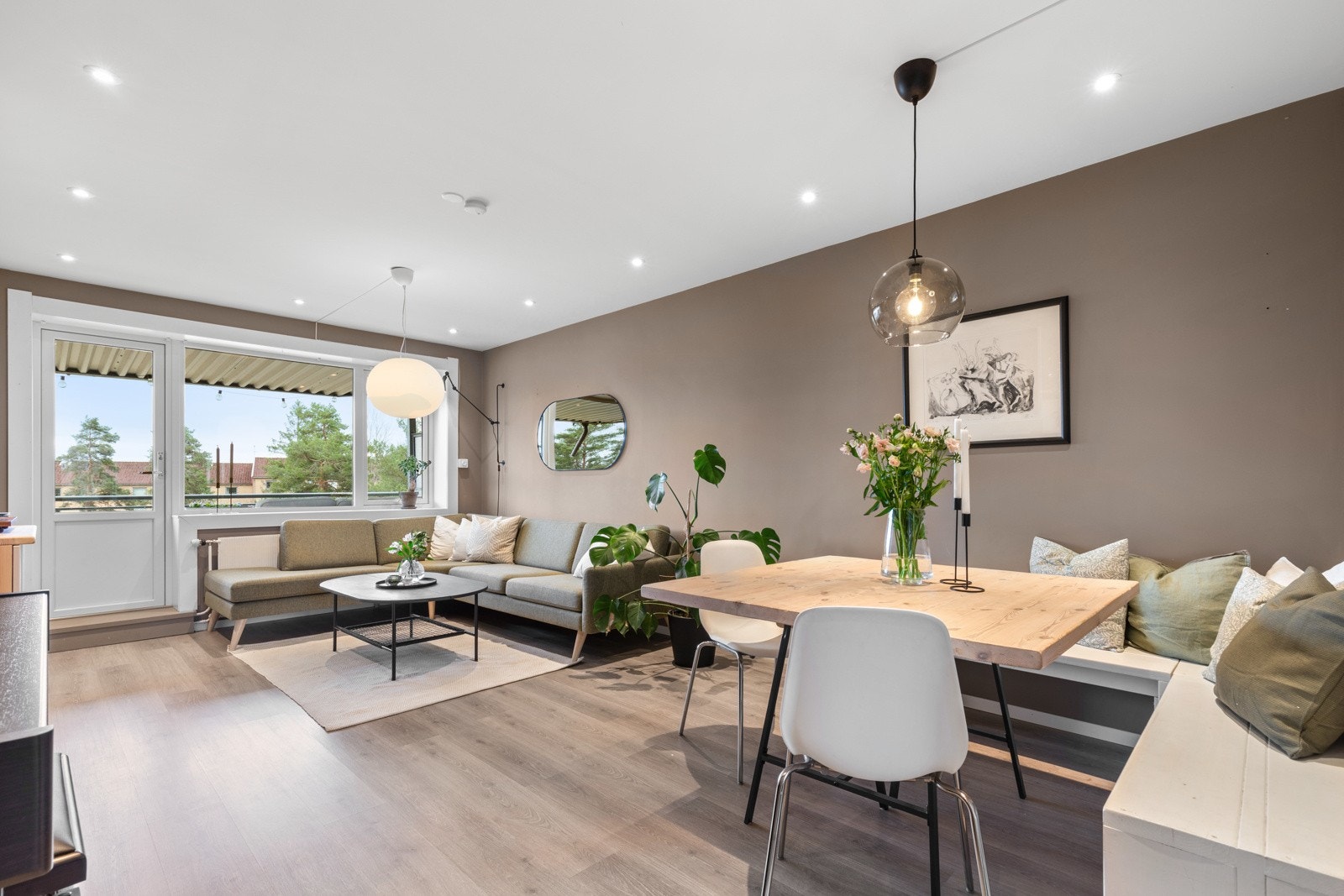 Store vinduer i front sørger for godt lysinnslipp. Vinduene og balkongdøren ble byttet i regi av borettslaget i 2014. Galleribilde