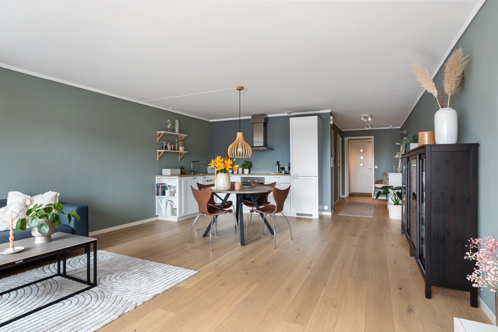 Stue med parkett på gulv, vegger med malte flater og malt himling. Galleribilde