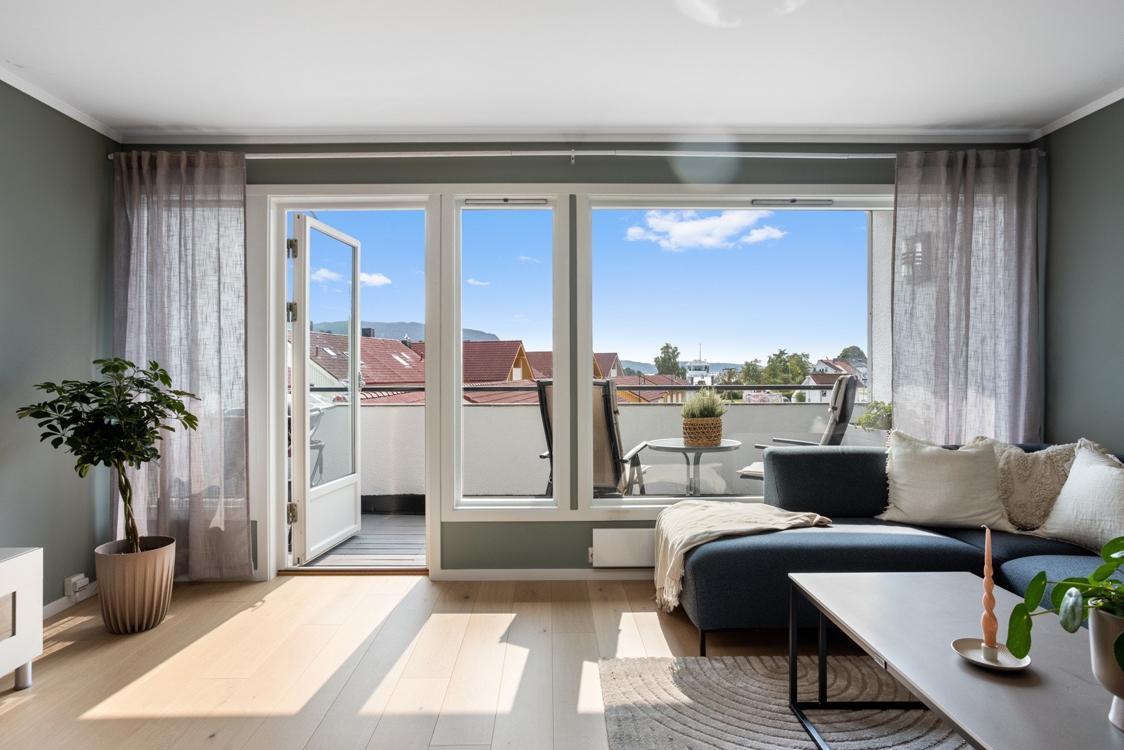Store vindusflater som gir rikelig med naturlig lysinnslipp Galleribilde