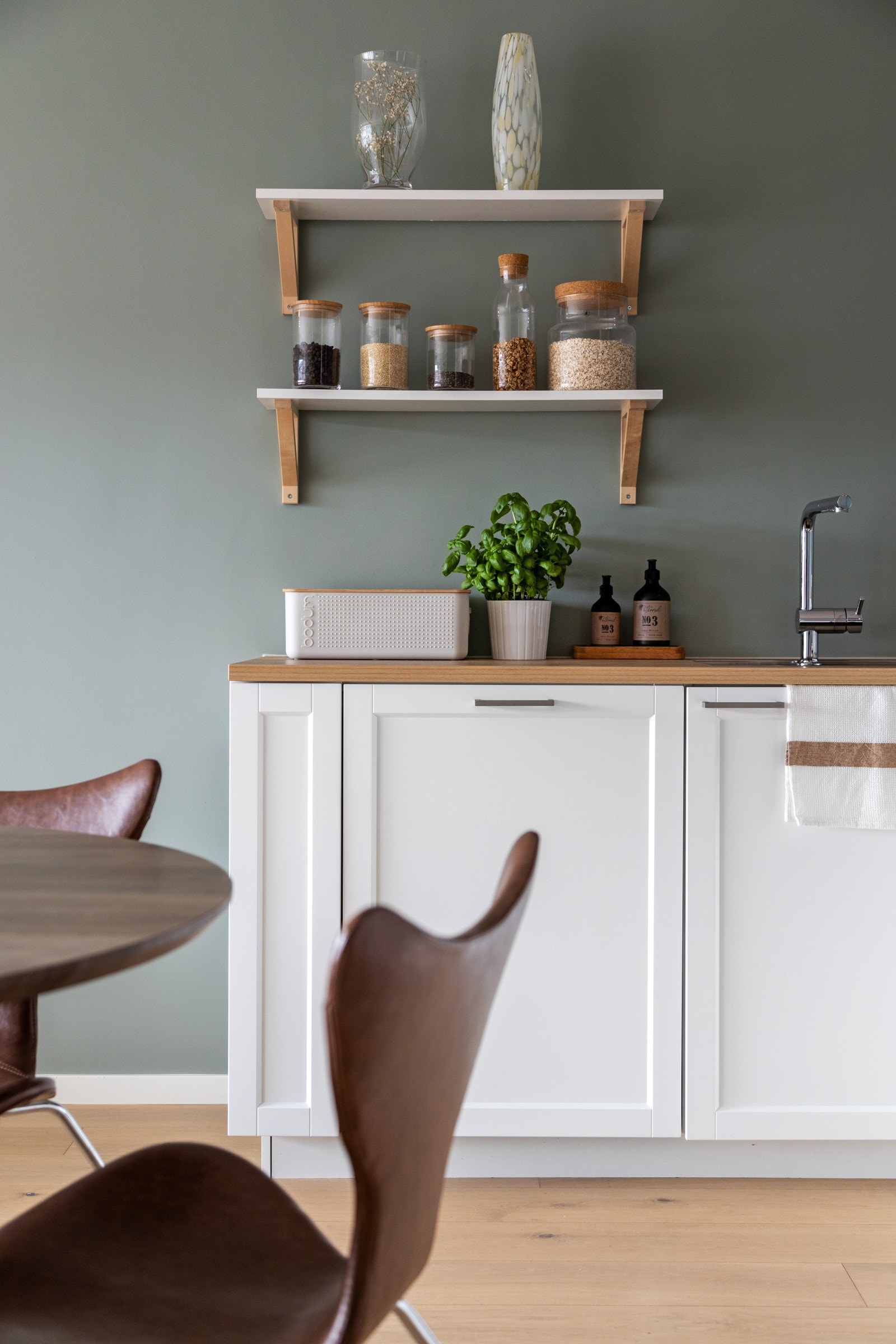 Moderne detaljer og praktiske hyller som sørger for oppbevaring i høyden. Galleribilde
