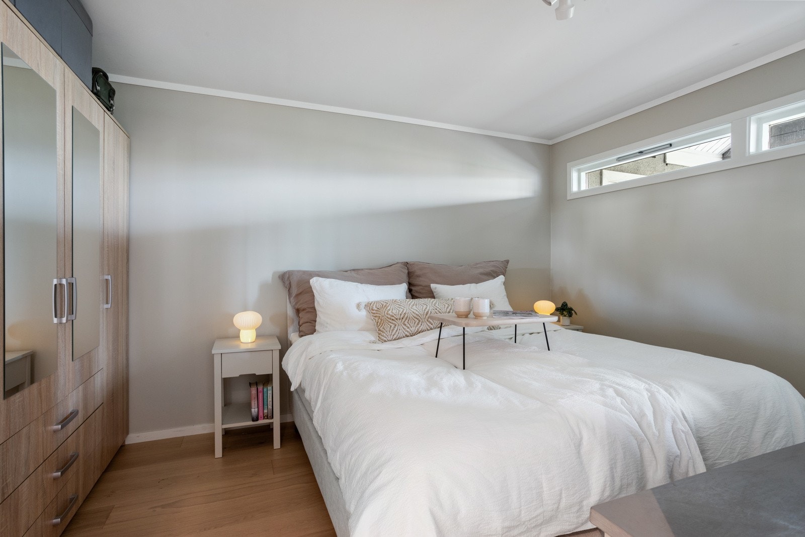 Stort soverom med garderobeskap. Galleribilde