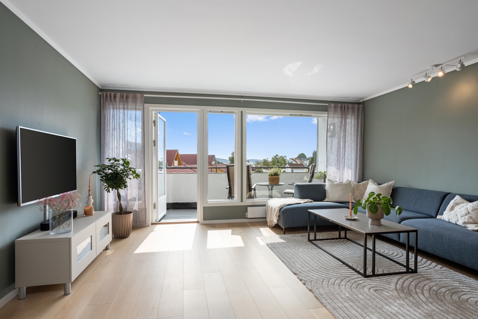 Lys og romslig stue med plass til stor spisestue og sofa. Utgang til sydvendt balkong med utsikt mot fergeleie. Galleribilde