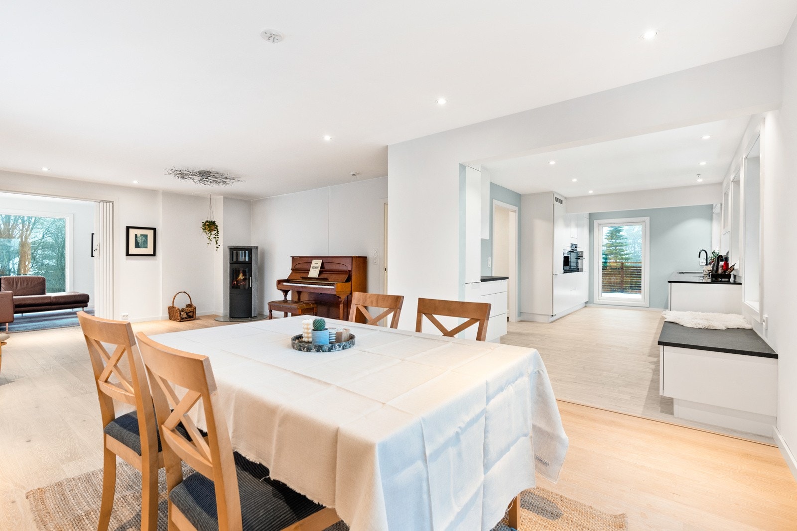 Stue/spisestue med åpen kjøkkenløsning Galleribilde