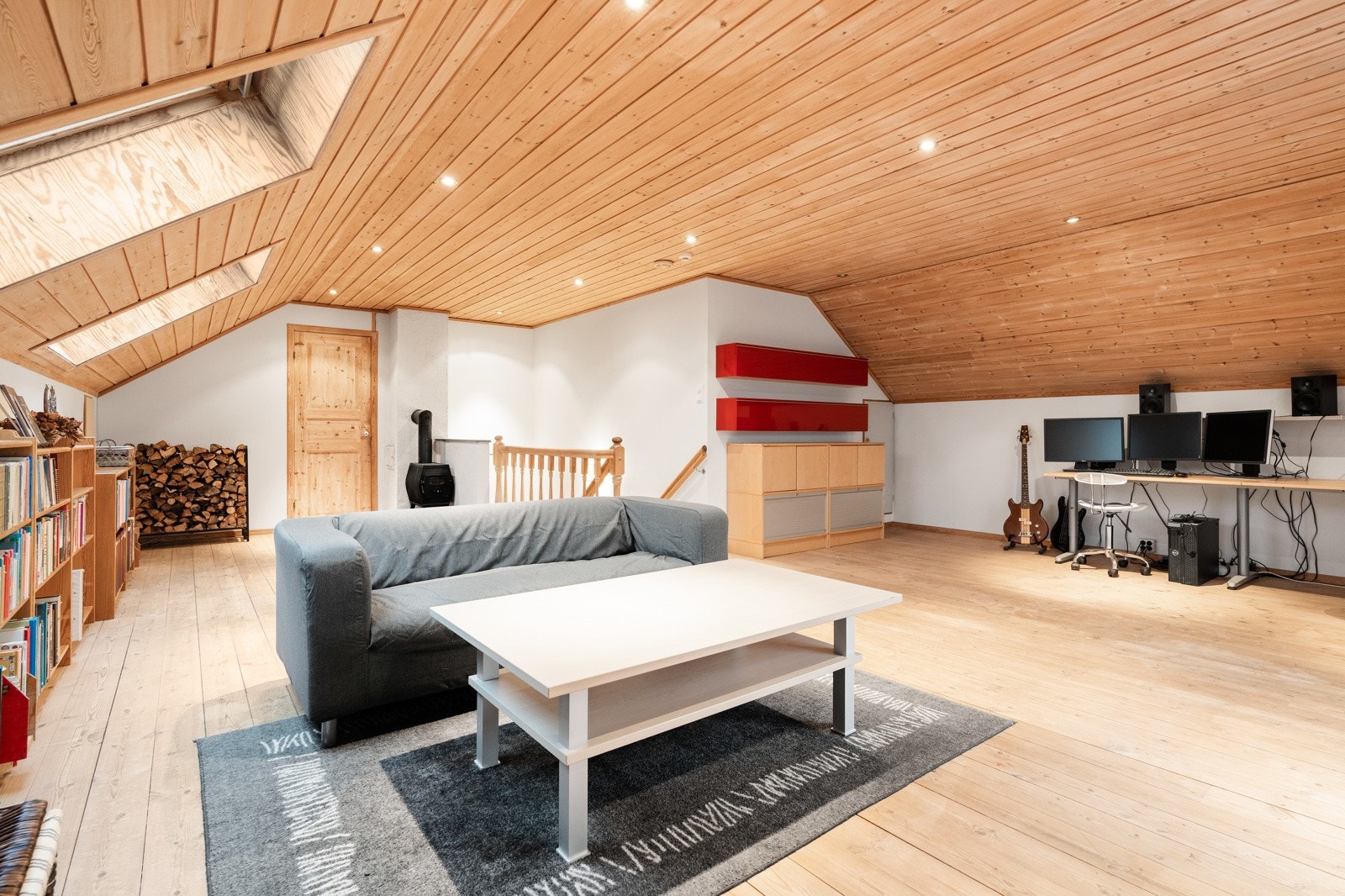 Stor loftstue med god plass til hjemmekontor Galleribilde