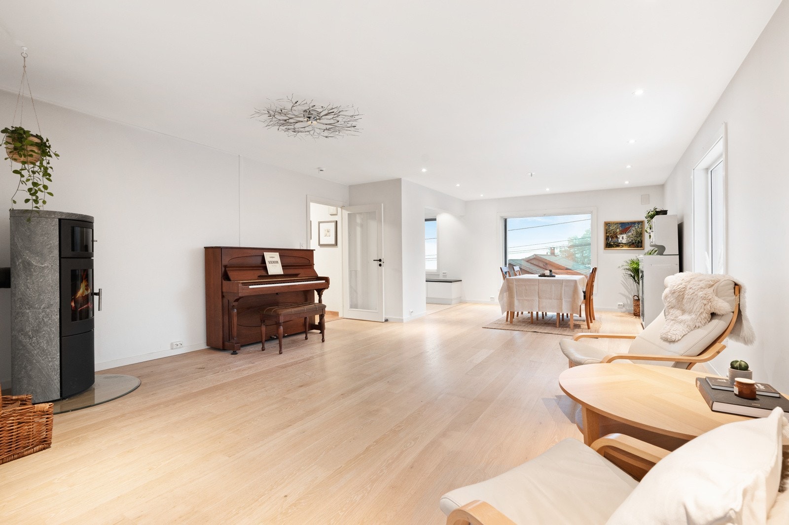 Stue/spisestue sett mot kjøkken Galleribilde