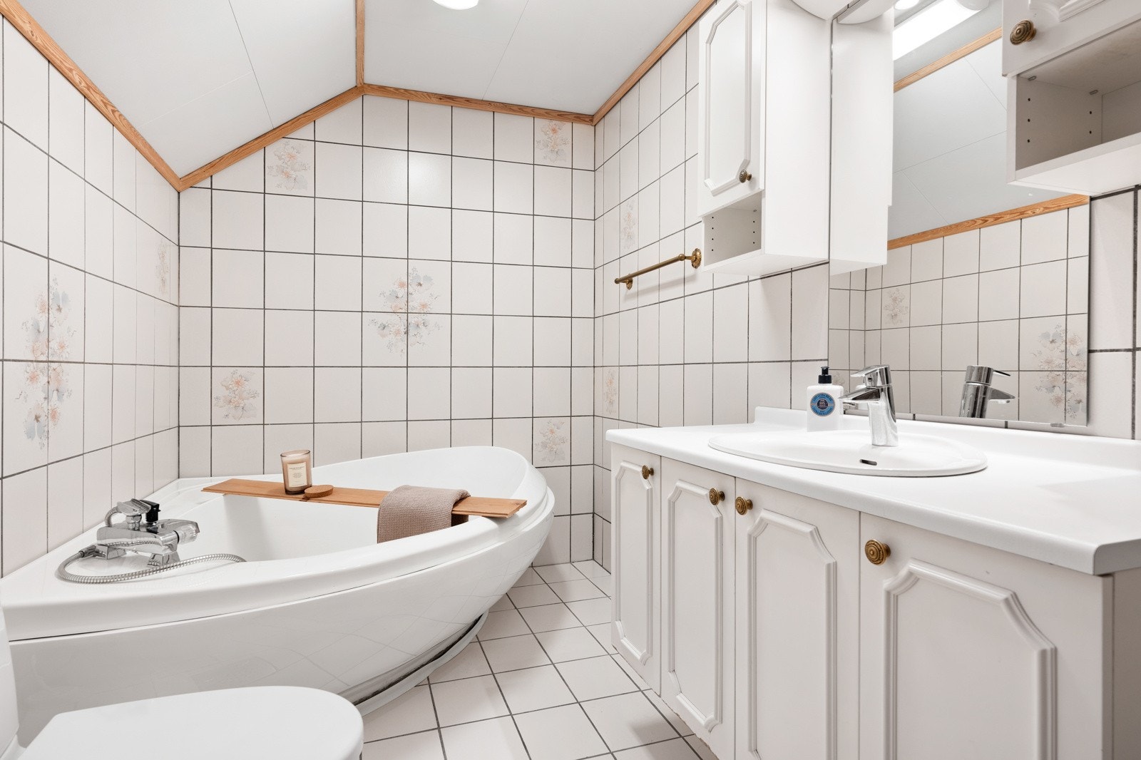 Bad i loftsetg.med inngang fra soverom Galleribilde