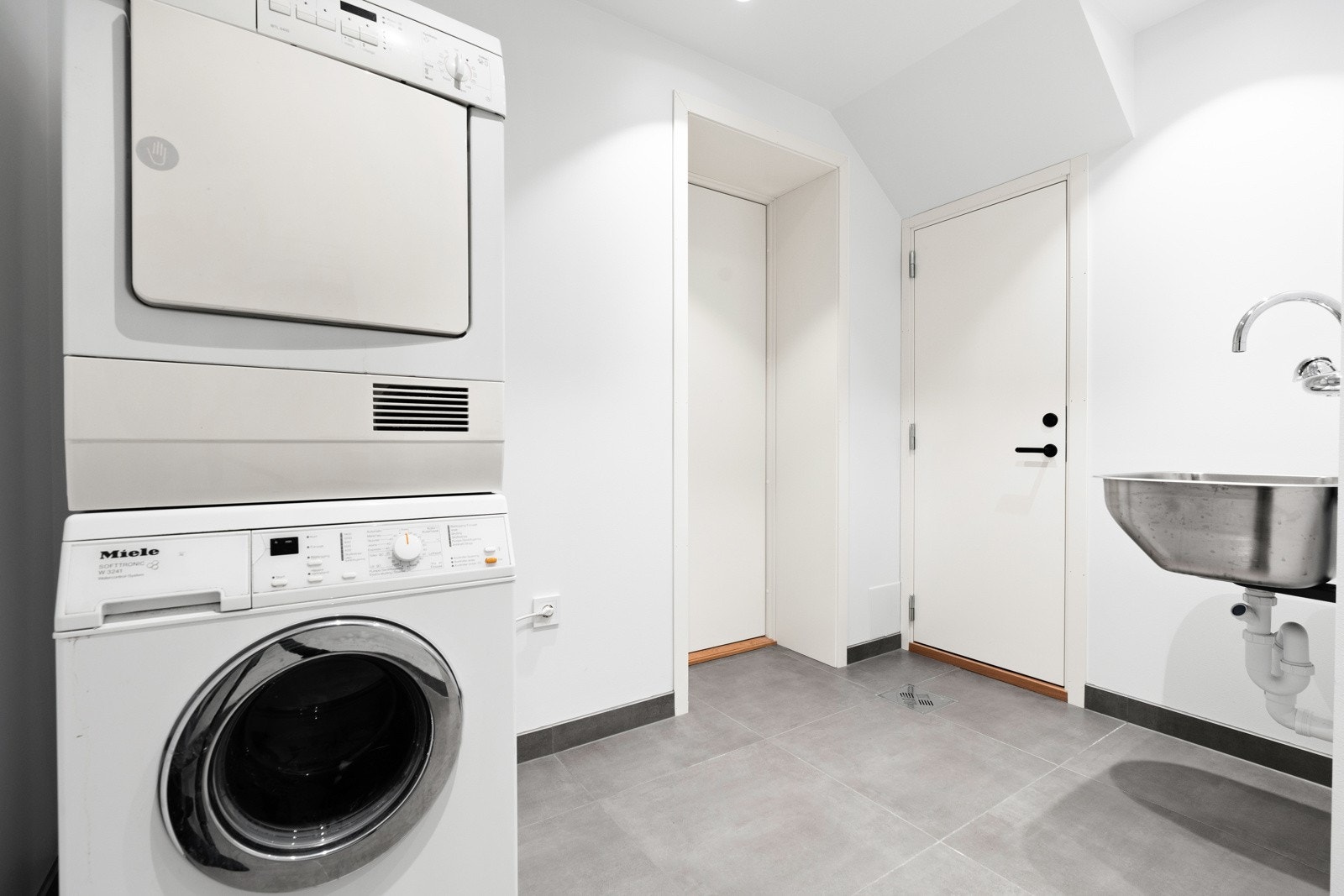 Nyrenovert våtrom med kombinert bad/vaskerom og gjennomgang til bod Galleribilde