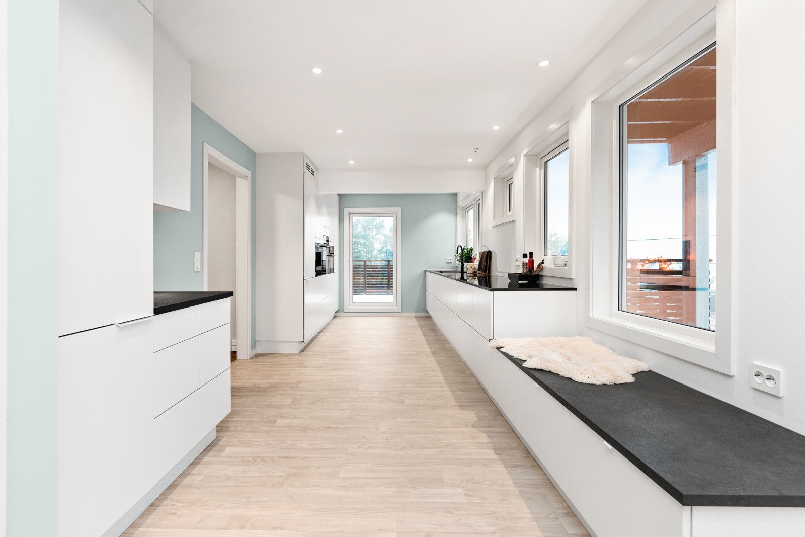 Lekkert kjøkken med plassbygd sittebenk Galleribilde