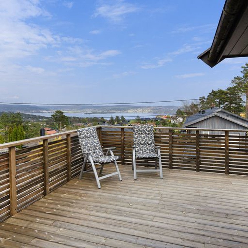 Stor terrasse med flott sjøutsikt og utgang fra kjøkken Galleribilde