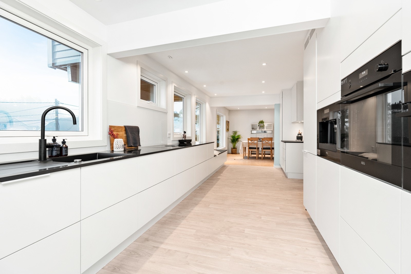 Nyrenovert, velutstyrt kjøkken fra Strai med integrerte hvitevarer Galleribilde