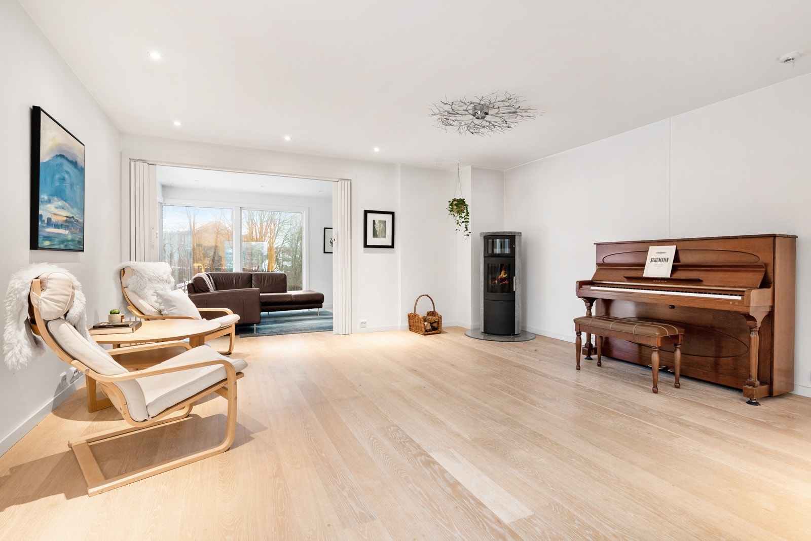 Stor stue/spisestue med peisovn - totalrenovert 2013 Galleribilde