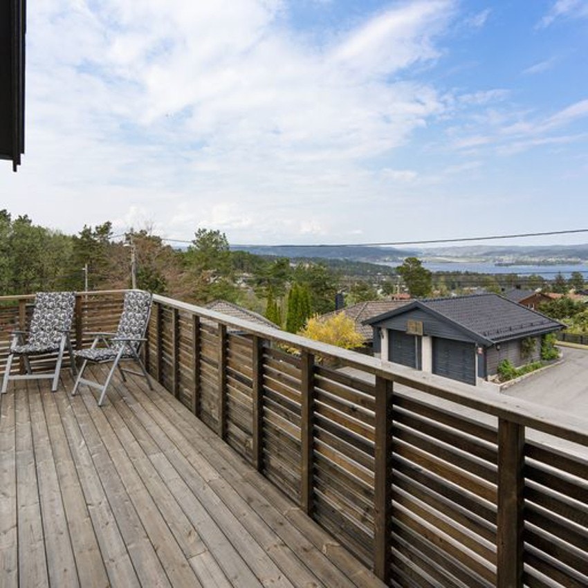Terrasse foran og på siden av huset i 1.etg. Galleribilde