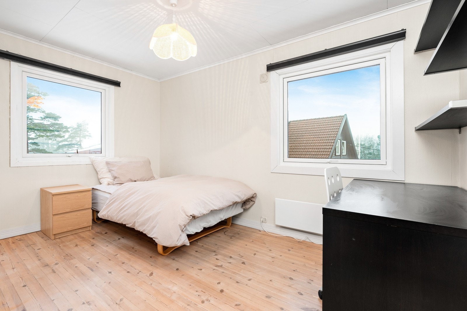 Romslig soverom med skyvedørsgarderobe i 1.etg. Galleribilde