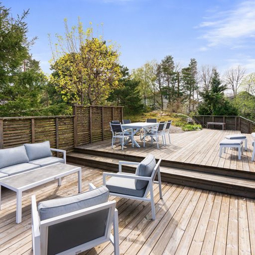 Terrasse med god plass til spisegruppe og lounge Galleribilde