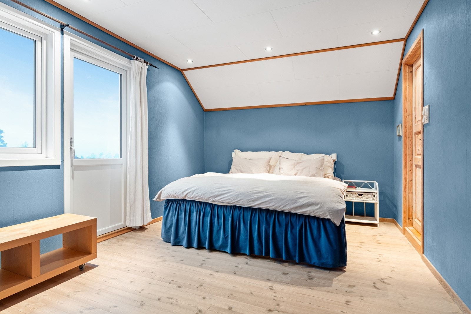 Soverom i loftsetg.med inngang til bad, garderoberom og utgang balkong - luke til loft Galleribilde