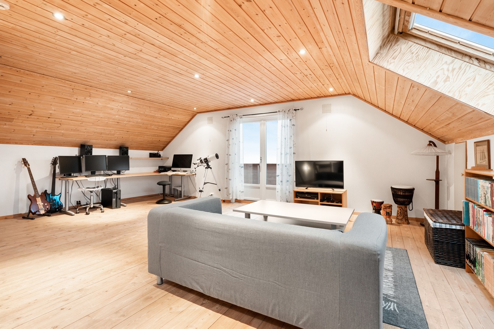 Stor loftstue med flott sjøutsikt Galleribilde