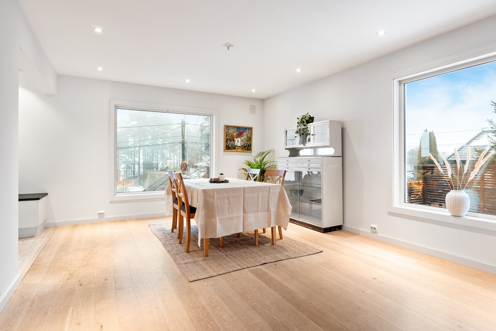 Spisestue med store vinduer og flott sjøutsikt Galleribilde