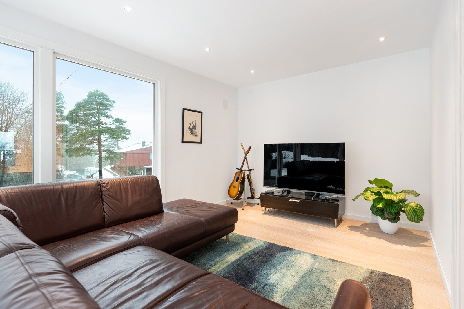 Lys og trivelig TV stue i forlengelse av stue Galleribilde