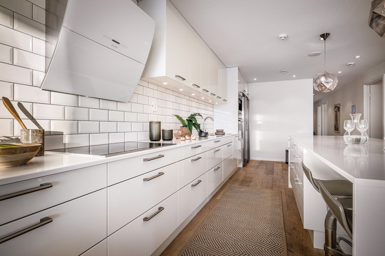 Kjøkkenet har meget god skap- og benkeplass Galleribilde