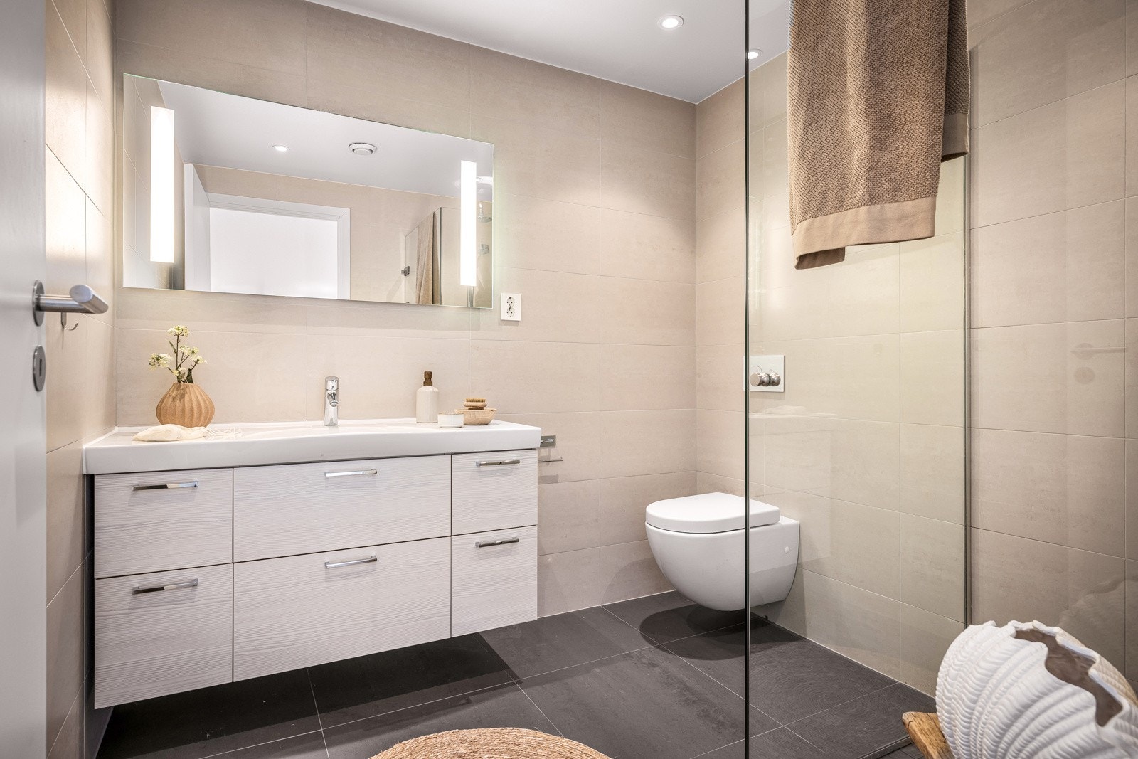 Pent helfliset bad med store eksklusive fliser Galleribilde