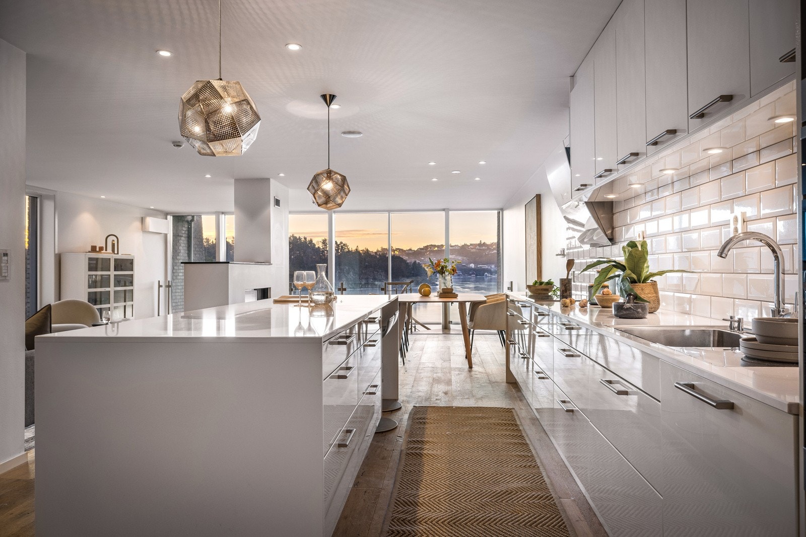 Kjøkkenet har benkeplate i stein Galleribilde