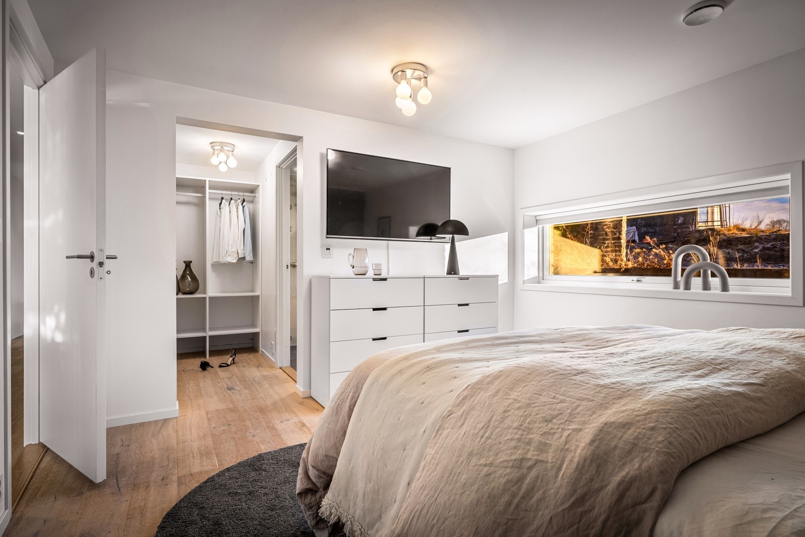 Soverommet master suite med både omkledningsrom og eget bad - Til sammen 22,8 kvm Galleribilde