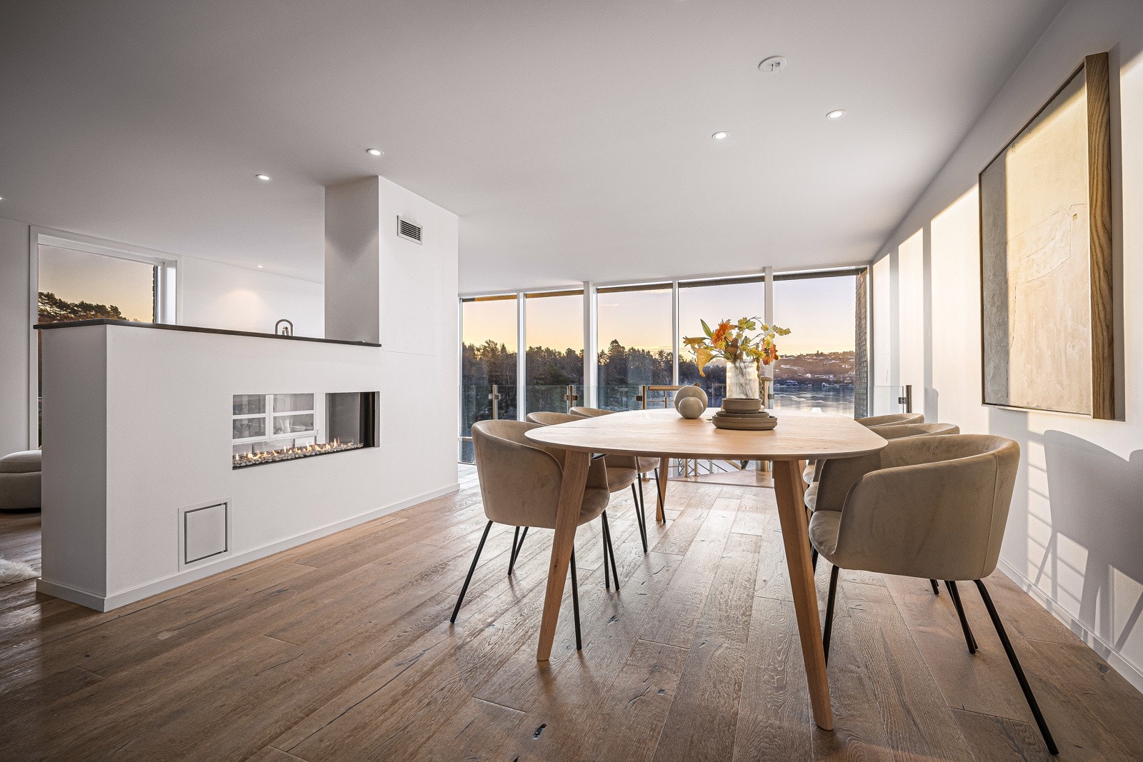 Ved kjøkkenet er det plass til spisebord med rom for hele familien Galleribilde