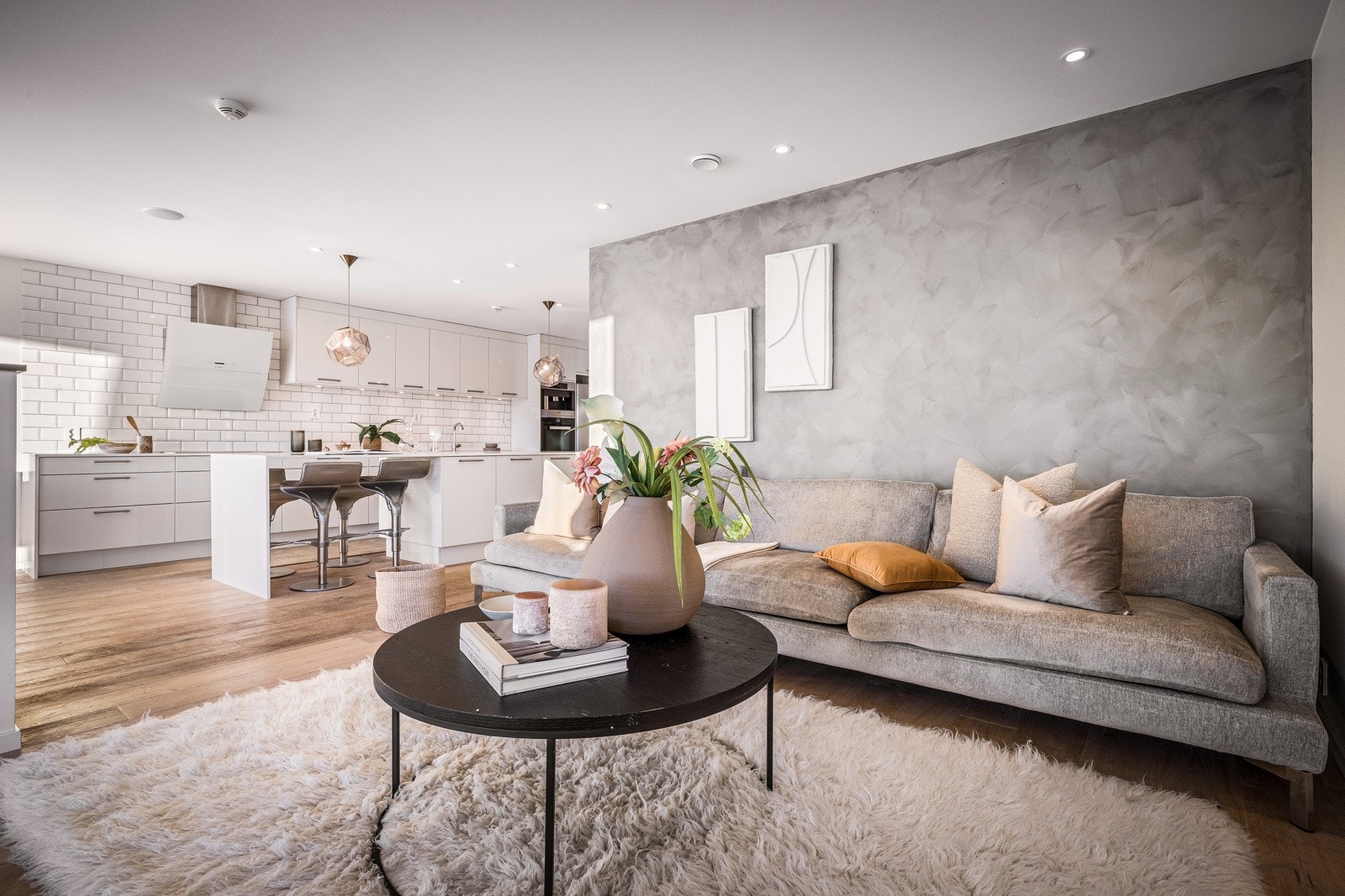 Leiligheten har smathussystem med styring av lys og integrerte høyttalere Galleribilde