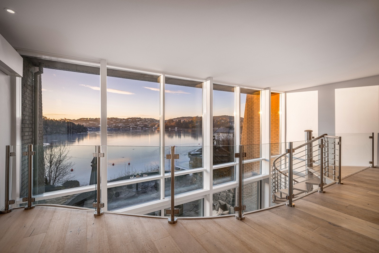 Hele fronten er dekket av enorme vinduer som strekker seg over to etasjer Galleribilde