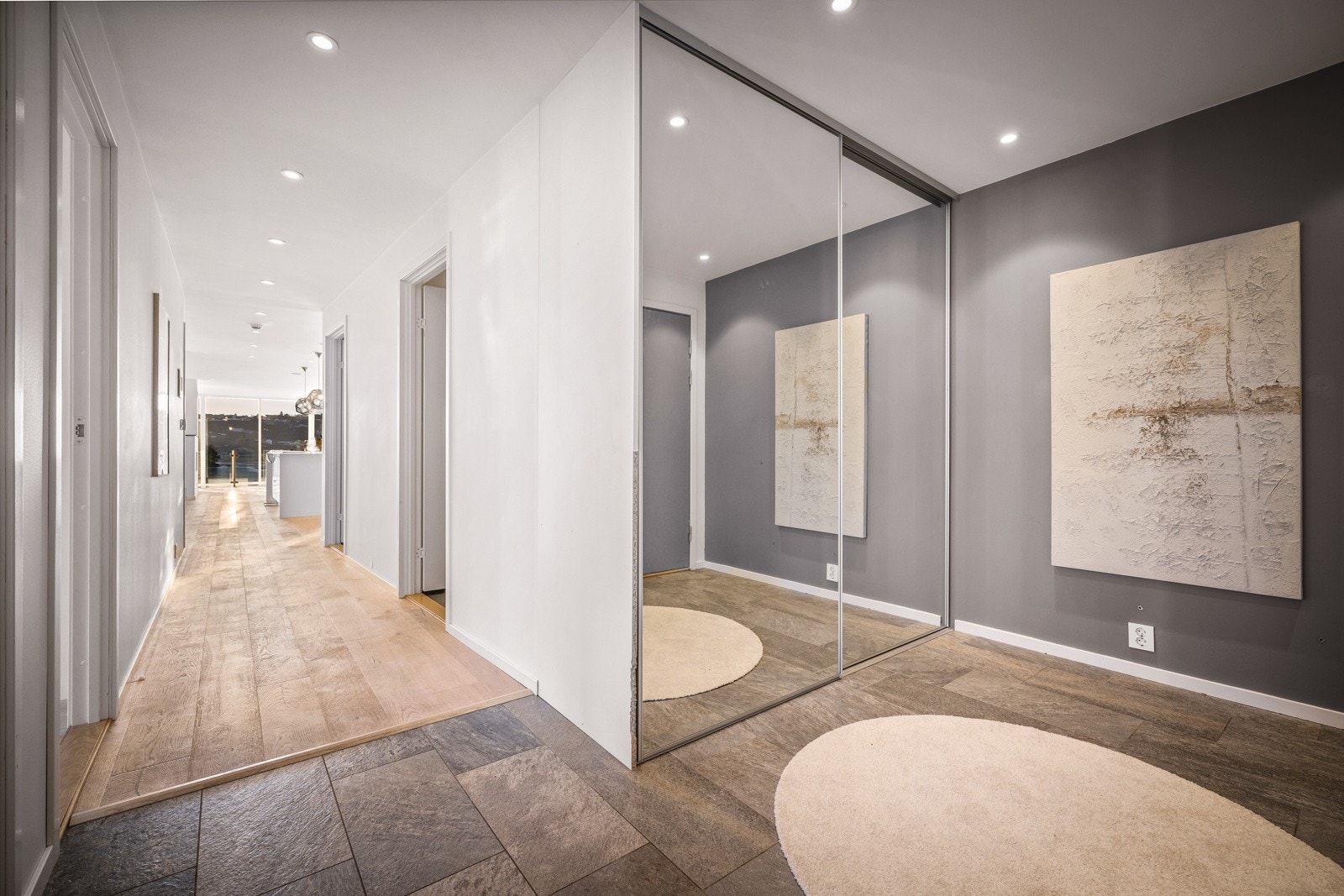 I entréen er det stor skyvedørsgarderobe med rikelig plass til yttertøy Galleribilde