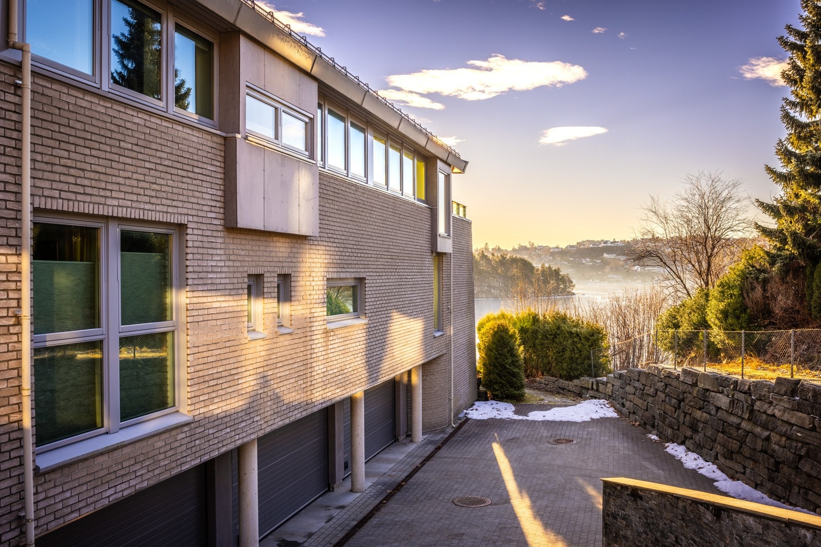 Leiligheten har egen dobbel garasje med elbillader Galleribilde