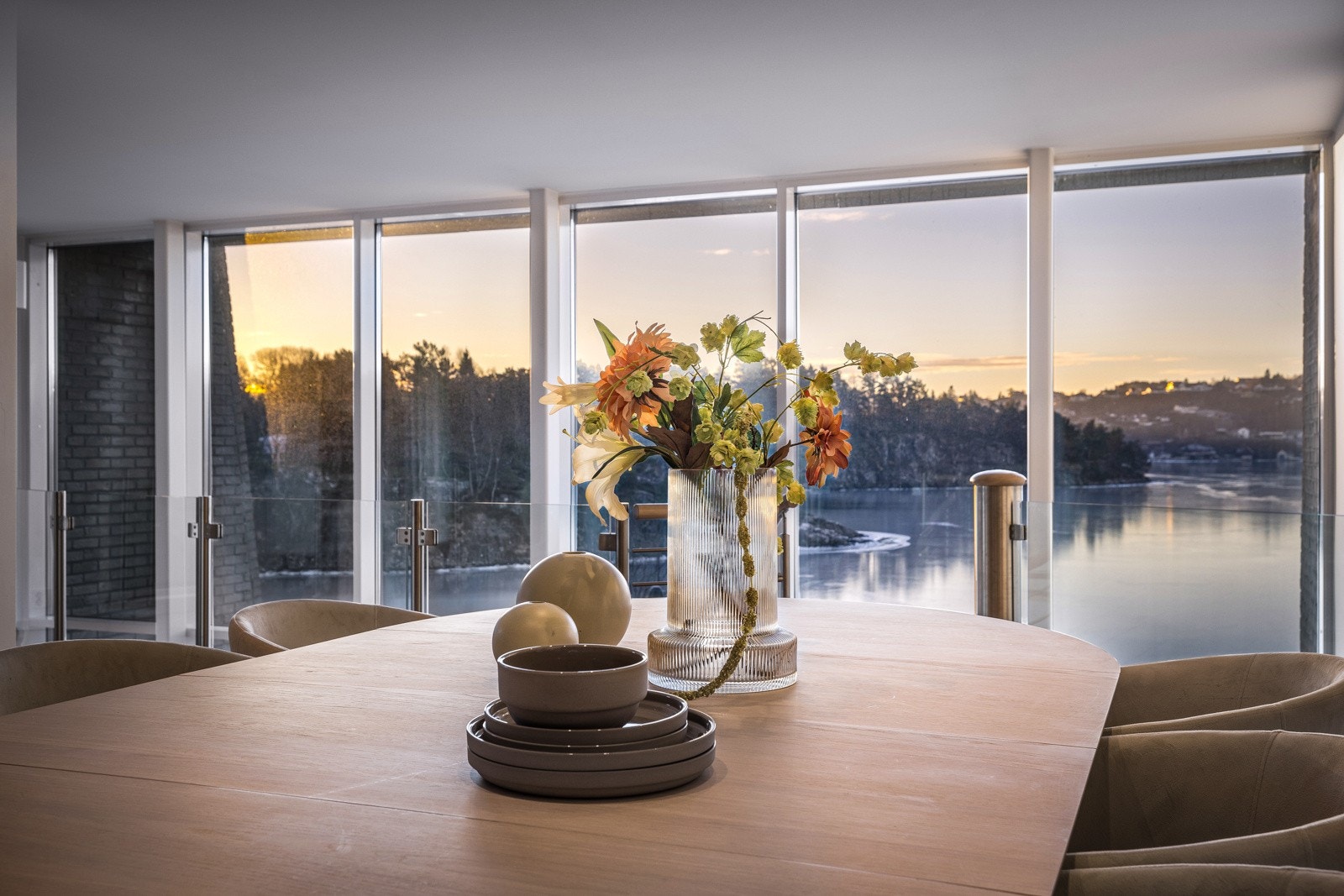 Her kan du nyte måltidene mens du følger med på det yrende båtlivet Galleribilde