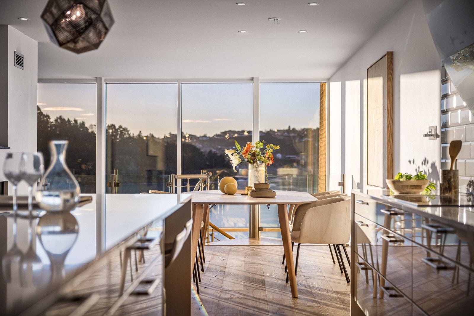 Kjøkkenøyen har praktisk spiseplass for fire i barløsning Galleribilde