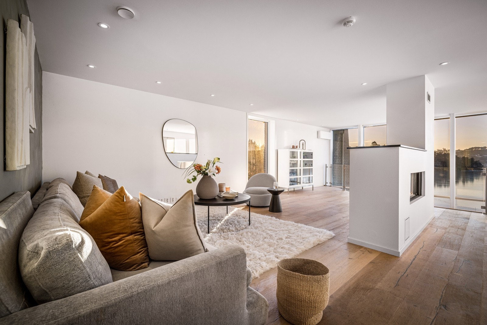 Det er varmekabler i alle gulv. I tillegg er det to gasspeiser og en varmepumpe Galleribilde