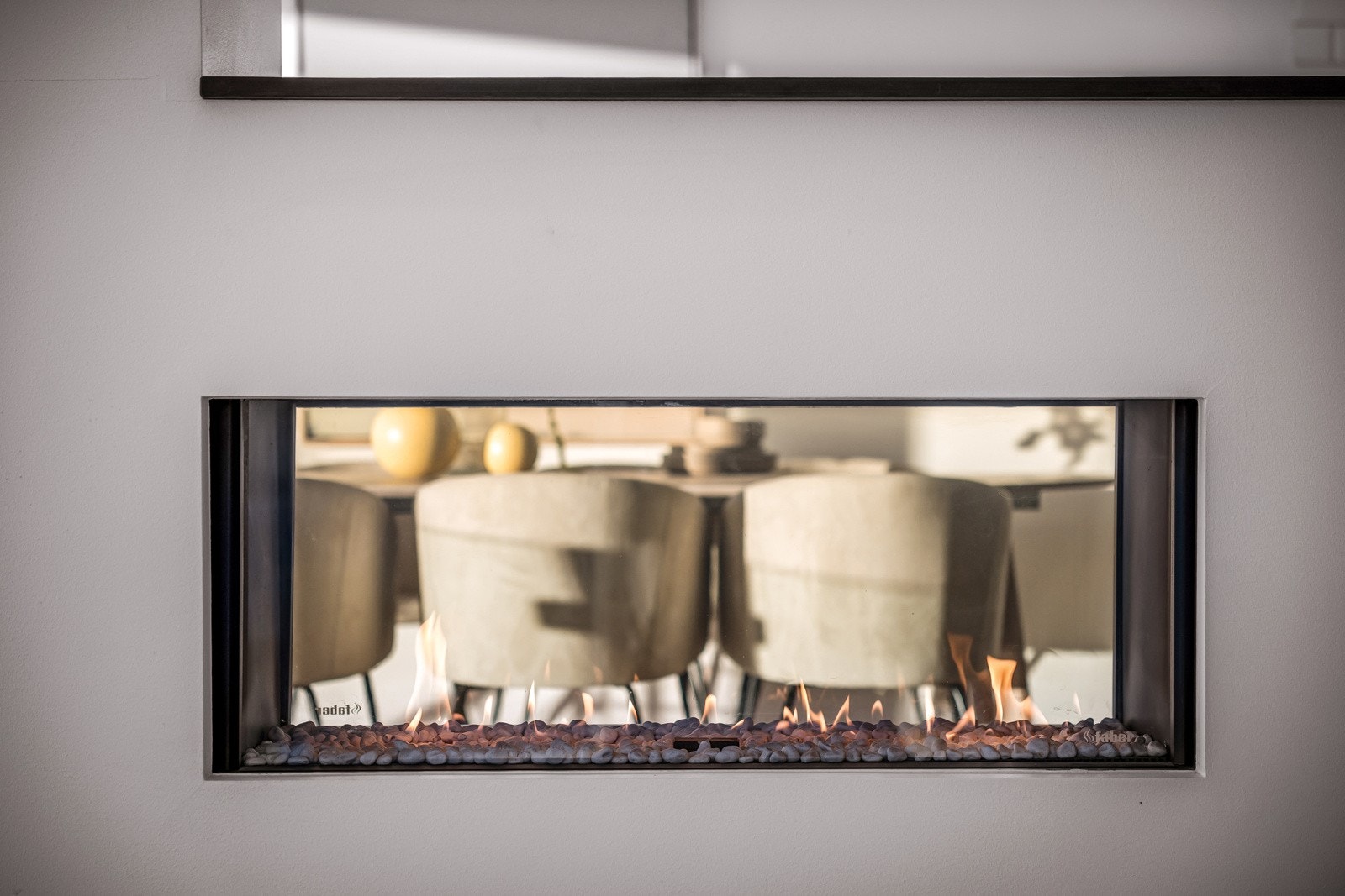 Rålekker gasspeis med glass på begge sider fungerer som en romdeler Galleribilde