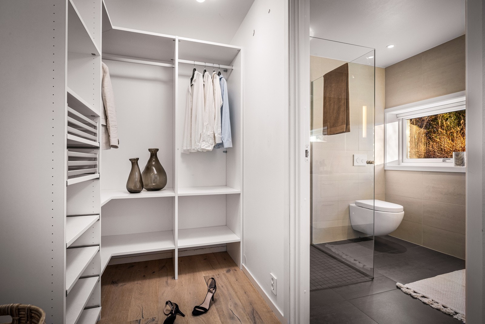 Omkledningsrom med praktisk garderobeløsning Galleribilde