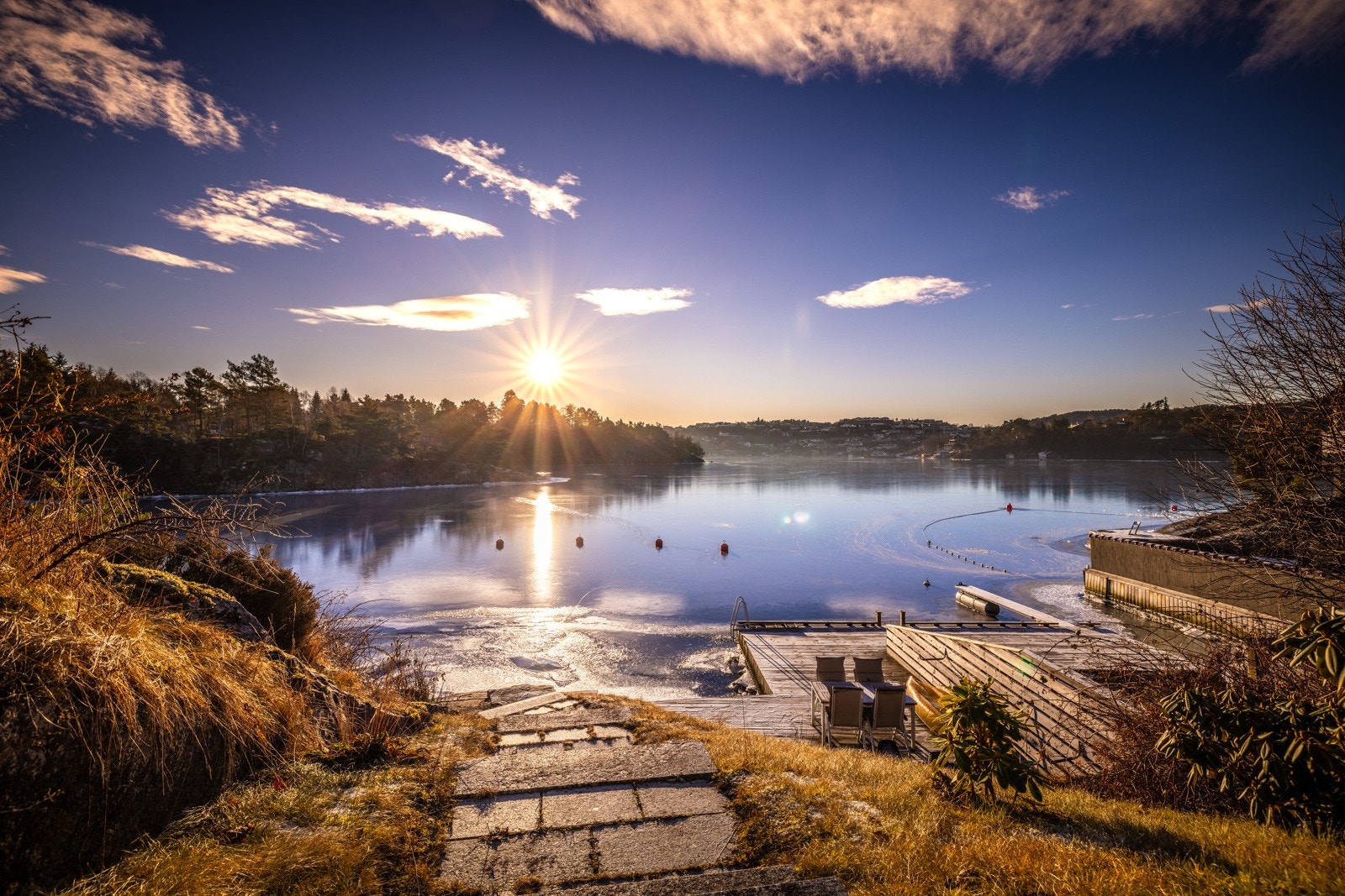 Fra hagen spaserer du ned til sameiets felles strandlinje Galleribilde