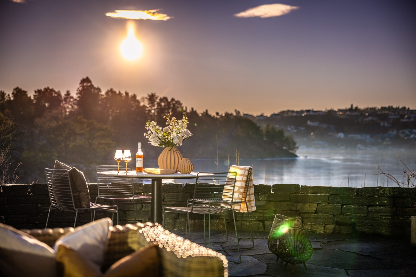 Uteplassen er godt skjermet for nordavinden som ofte står på når det er finvær på Vestlandet Galleribilde